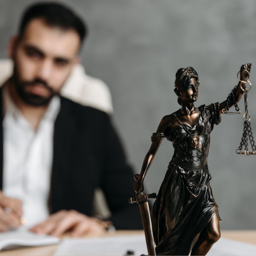 Entscheiden Sie sich für einen Anwalt statt eines Inkassobüros für Ihre offenen Forderungen: Umfassende rechtliche Prüfung, effektive Eintreibung und potenziell niedrigere Kosten. - Mahnanwalt